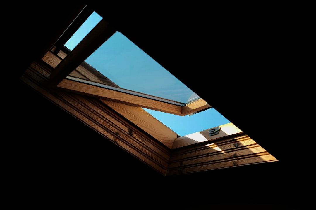 Fenêtre de toit Velux ouverte laissant passer la lumière