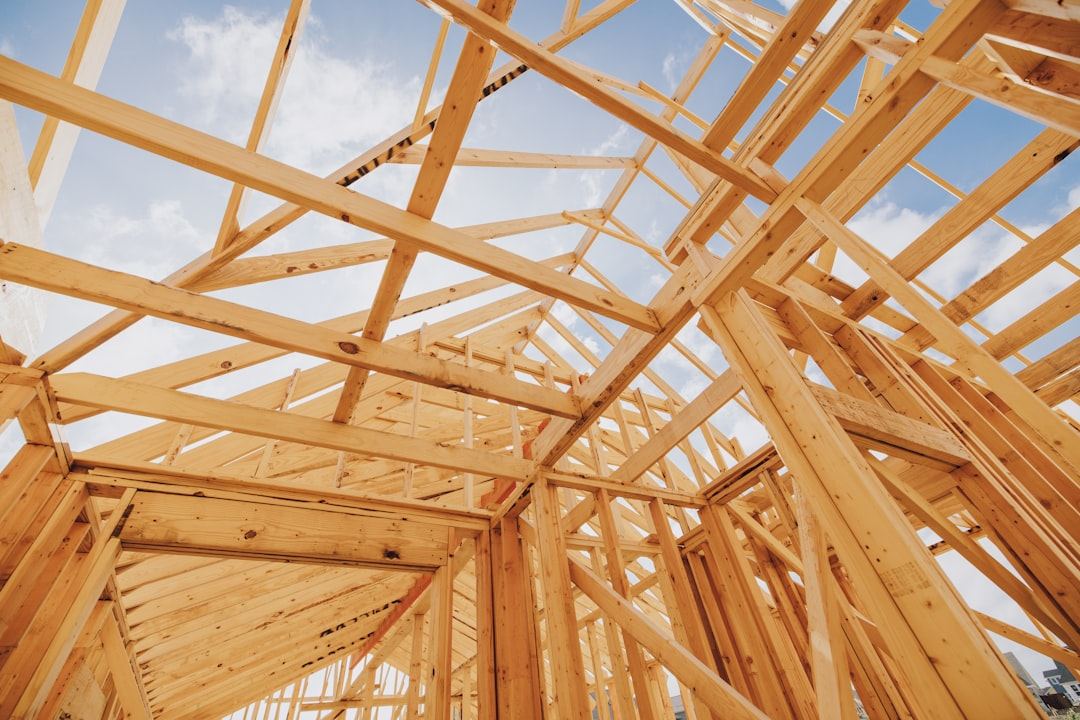 Charpente en bois apparente sous une toiture