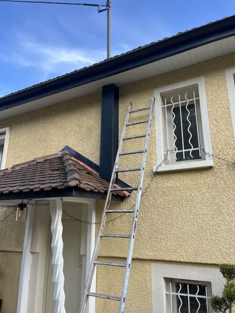 Remplacement des gouttières, de la sous-face et de l’auvent d’entrée d’une maison à Lyon