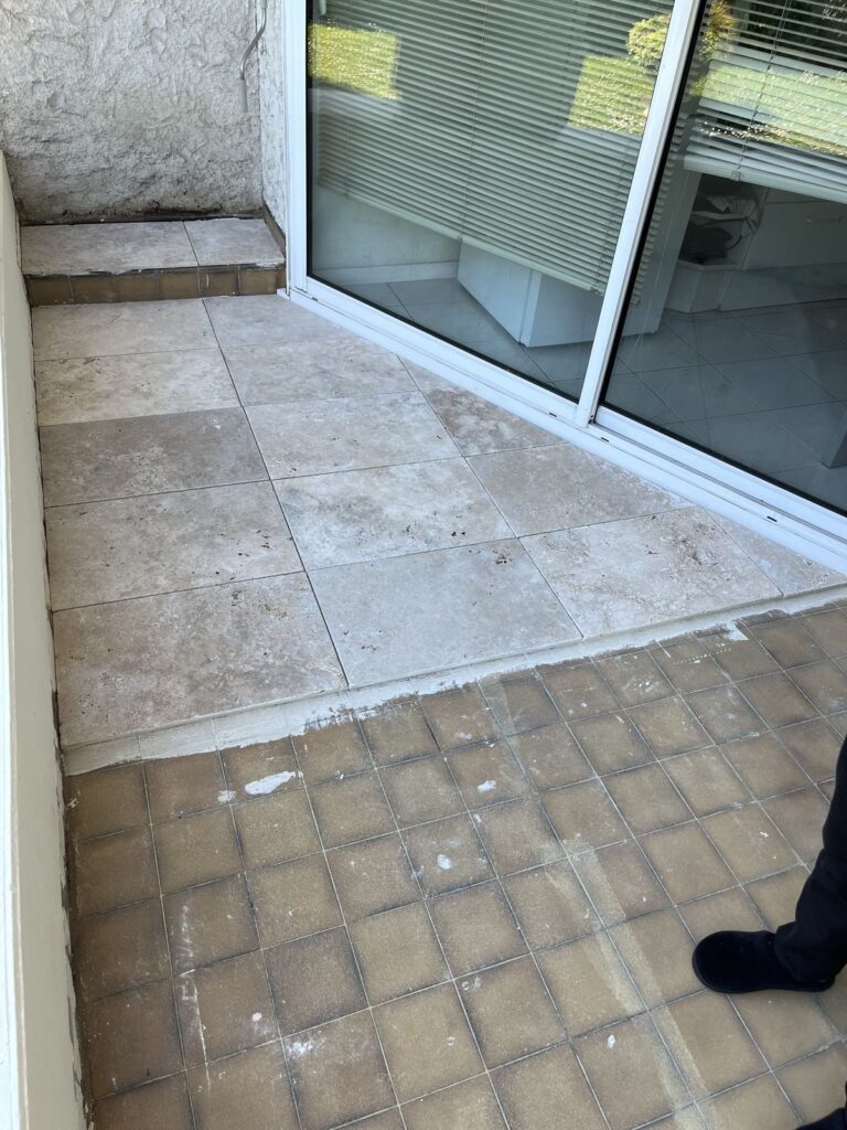 Rénovation d’une terrasse et d’un escalier extérieur avec carrelage clair à Lyon