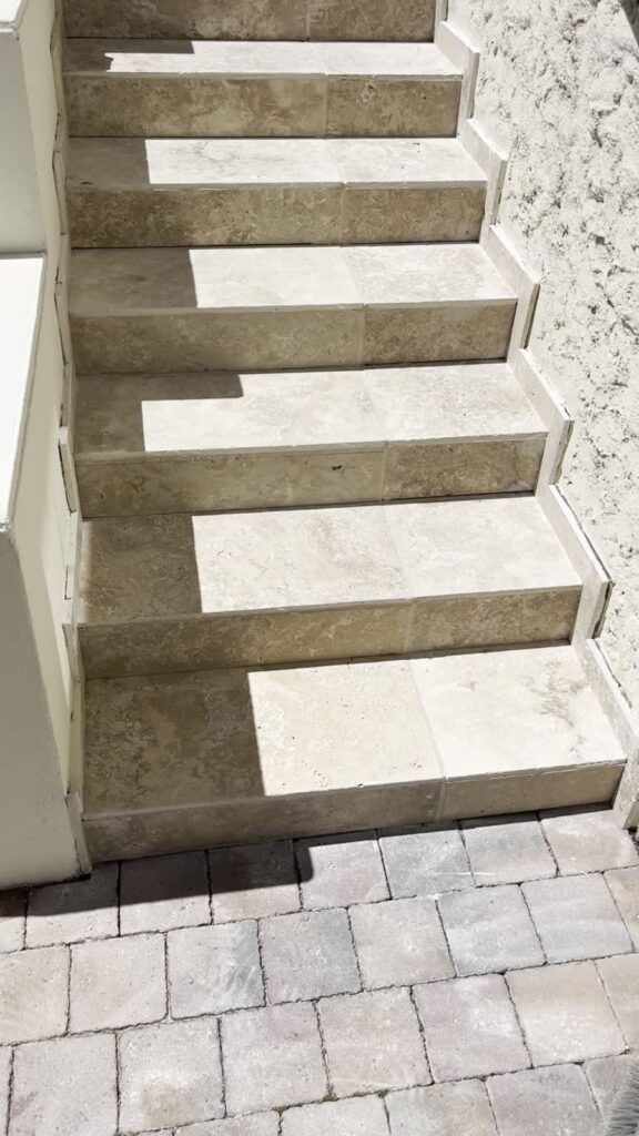 Escalier extérieur terminé avec marches en carrelage clair, à Lyon