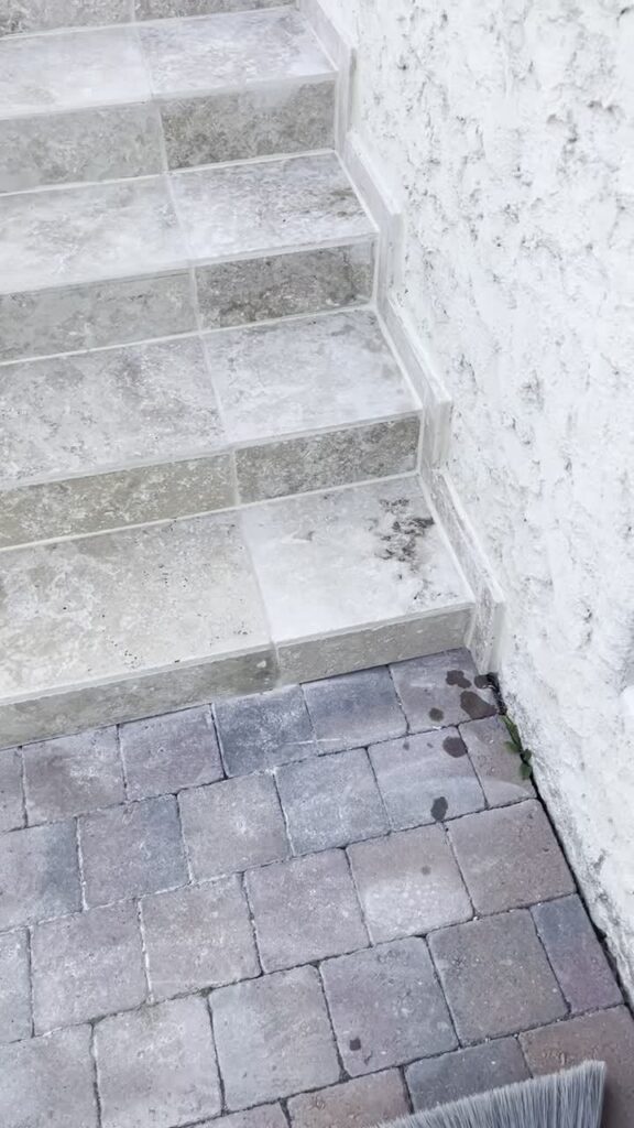Marches carrelées et pavage de la cour balayé au pied de l'escalier, à Lyon