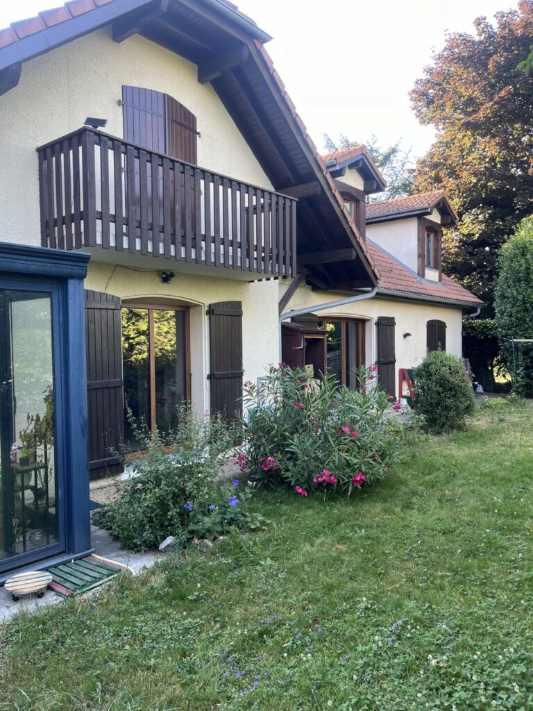 Maison de style chalet avec balcon en bois brun foncé avant travaux, à Lyon