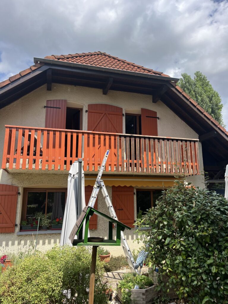 Remise en peinture du balcon et des volets d’une maison de style chalet à Lyon